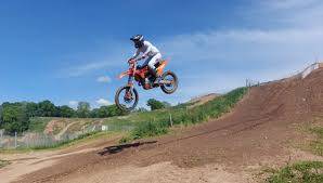 Traiter le syndrome de loge de l'avant-bras chez le pilote moto à Lyon et sur toute la France Docteur Turcat